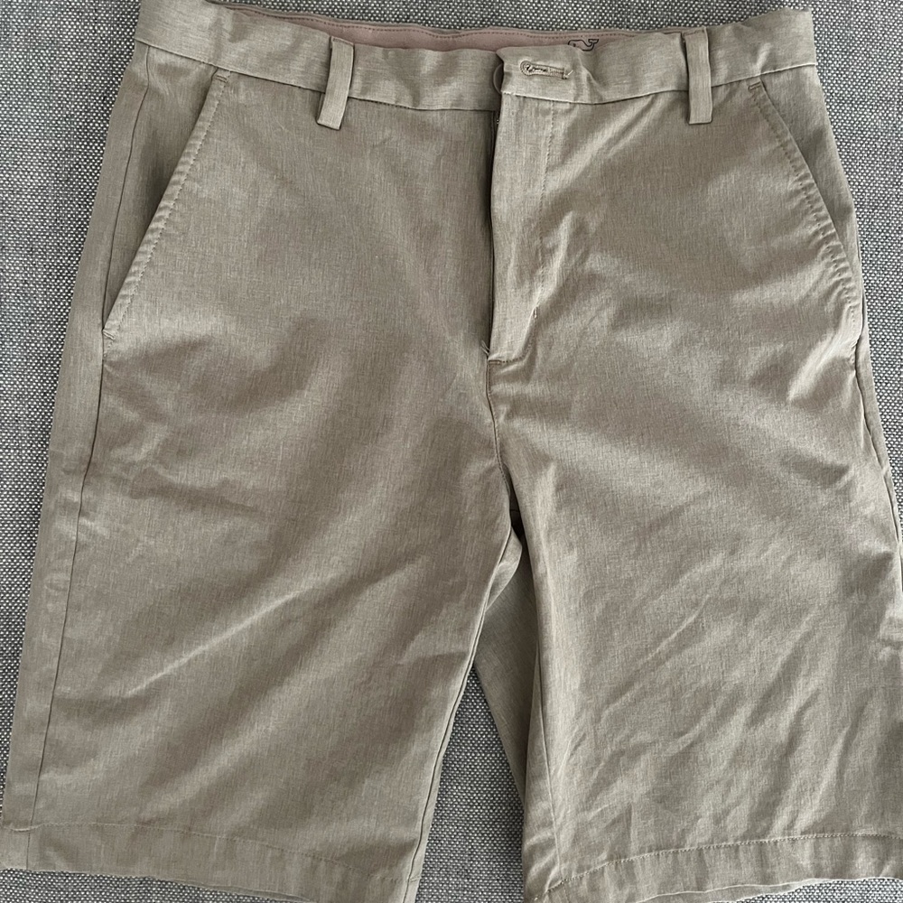 Vineyard Vines performance shorts. Size 18. Excellent condition.